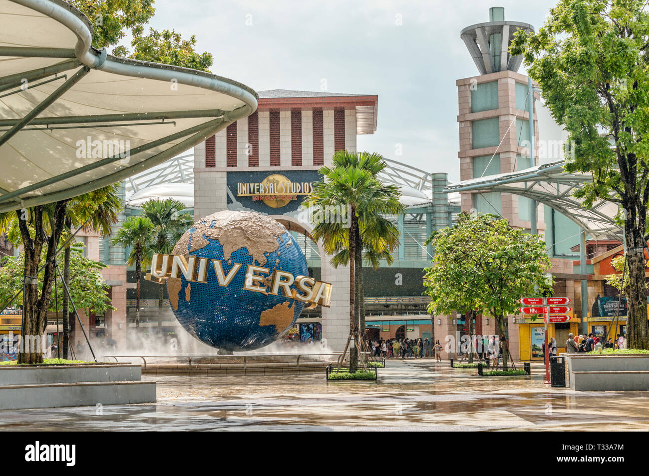 La folla si trova di fronte agli Universal Studios Singapore al Resorts World Sentosa sull'isola di Sentosa, Singapore Foto Stock