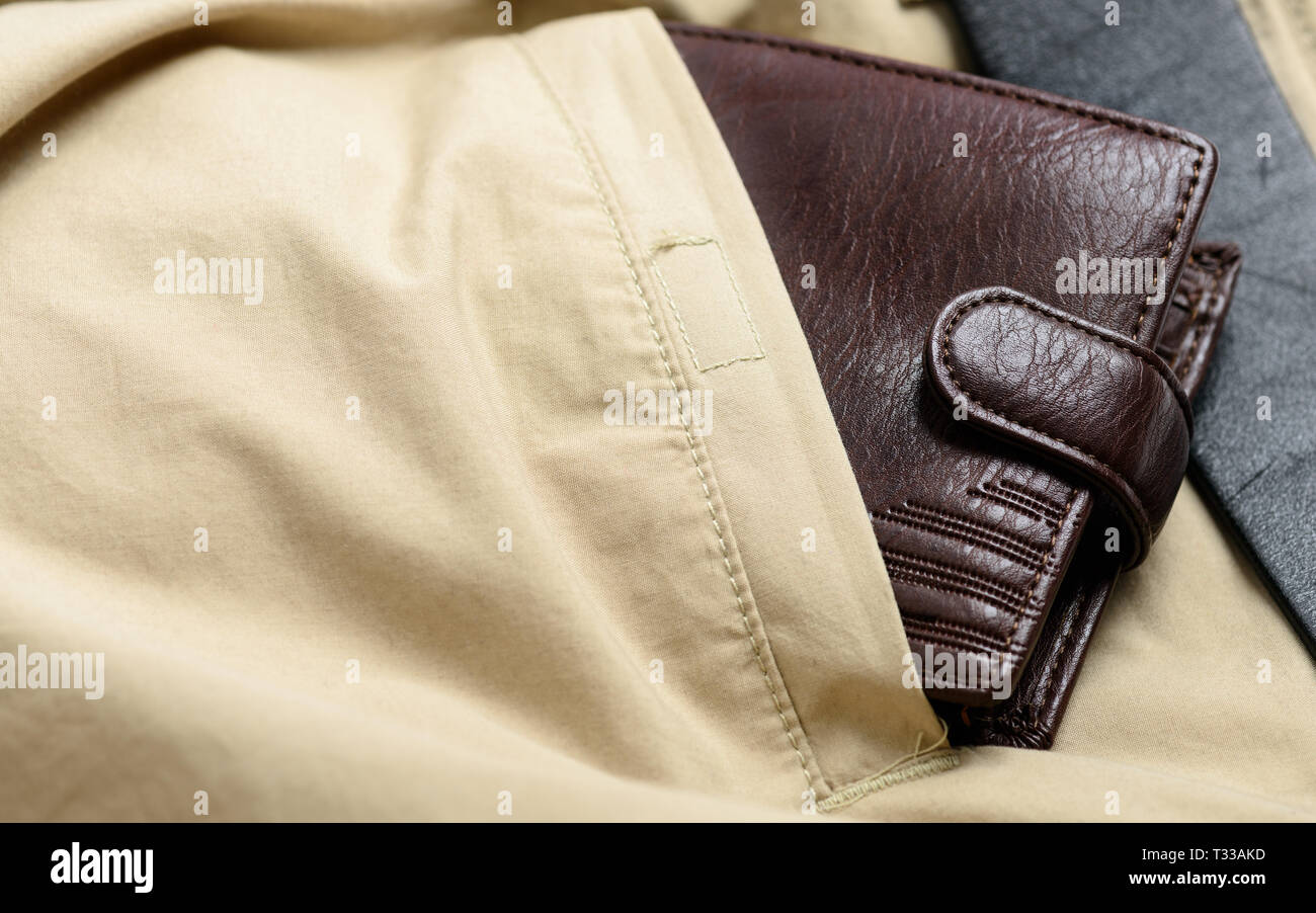 Pelle marrone portafoglio nella tasca posteriore dei pantaloni casual Foto Stock