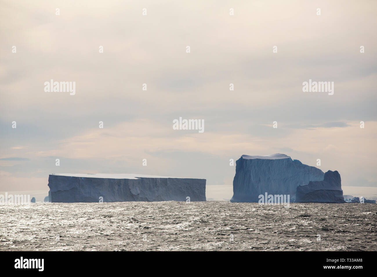 Iceberg tabulari vicino a Crystal Sound, Antartide. Foto Stock