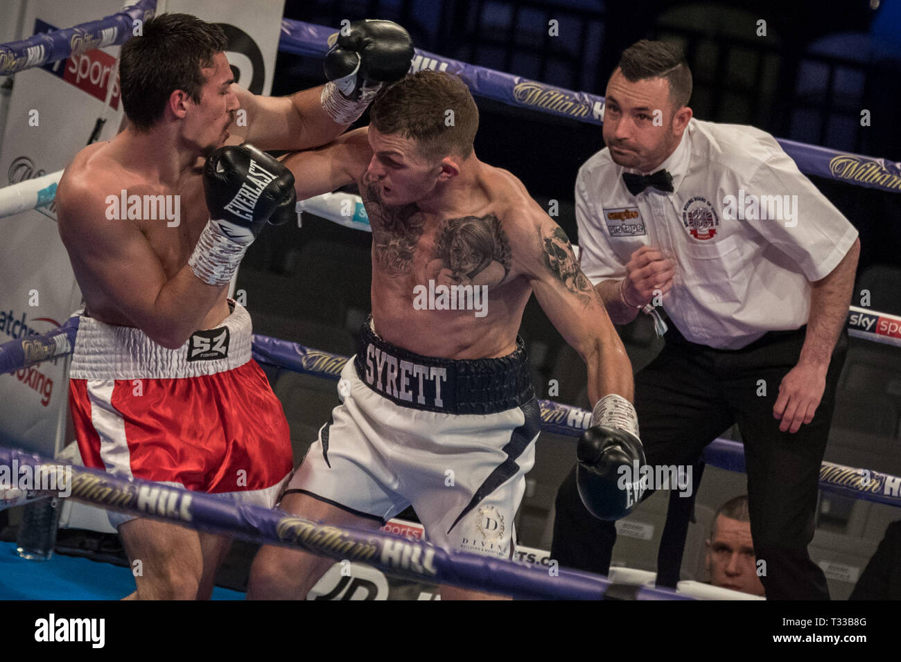 Lewis Syrett vs Danail Stoyanov. Syrett vince il Middleweight lotta 40-36 su punti alla casella di rame Arena. Foto Stock