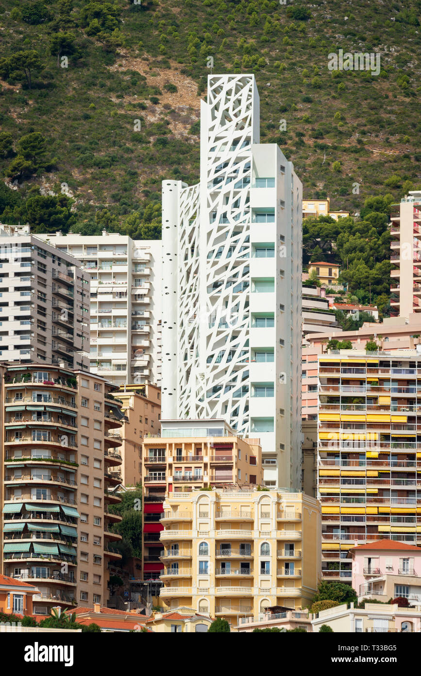 Architettura moderna in Monte Carlo Monaco l'alto edificio bianco è il Le Simona, progettato da Jean Pierre Lott e Suzanne Belaieff Foto Stock