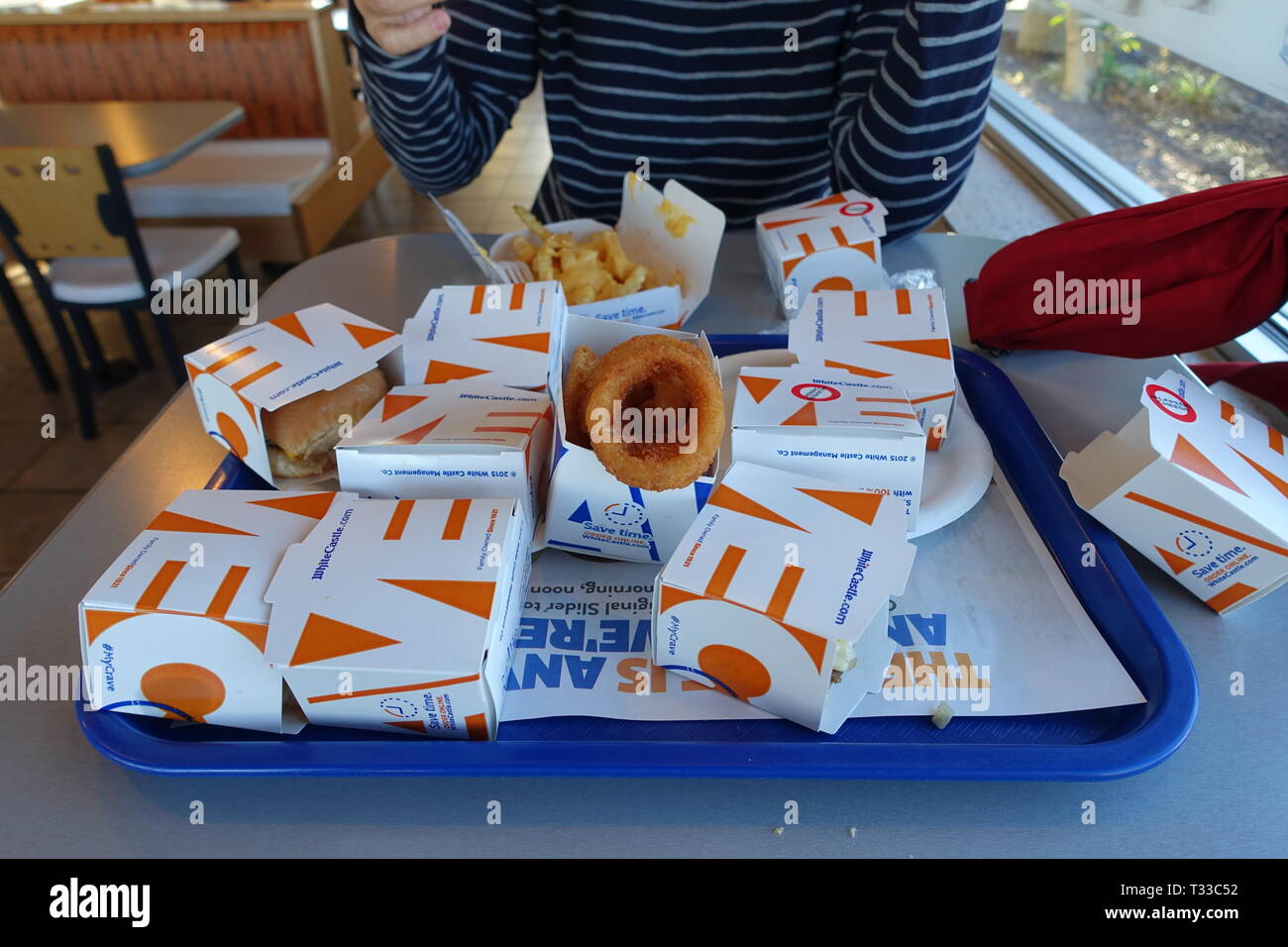 Il castello bianco è il più antico una catena di fast food in America, ciò che li differenzia è che gli hamburger sono cotto al vapore su un letto di cipolle Foto Stock