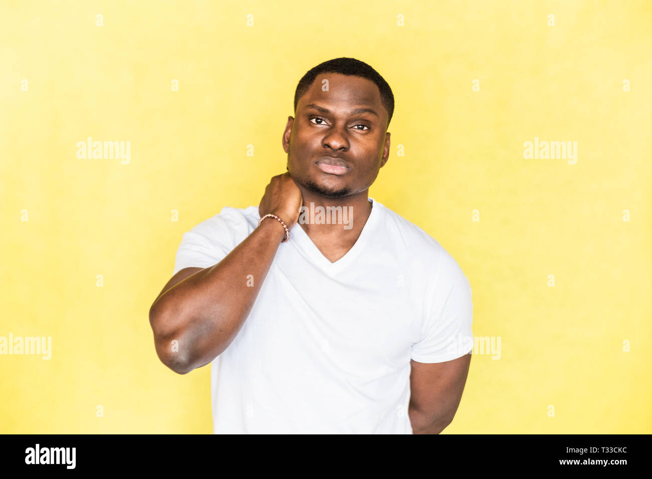 Attraente americano africano mantiene man mano sul collo Foto Stock