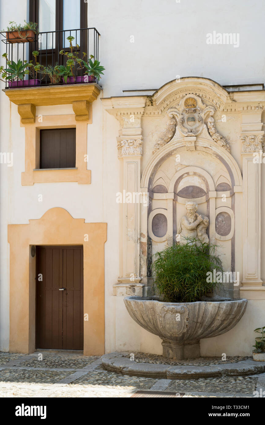 Tipica siciliana di Palazzo cortile e architetture riccamente ornate con ghisa balcone e ciottoli pavimentazione in città di Palermo, Sicilia, Italia Foto Stock Tipica siciliana di Palazzo cortile e architetture riccamente ornate con ghisa balcone e ciottoli pavimentazione in città di Palermo, Sicilia, Italia Foto Stock