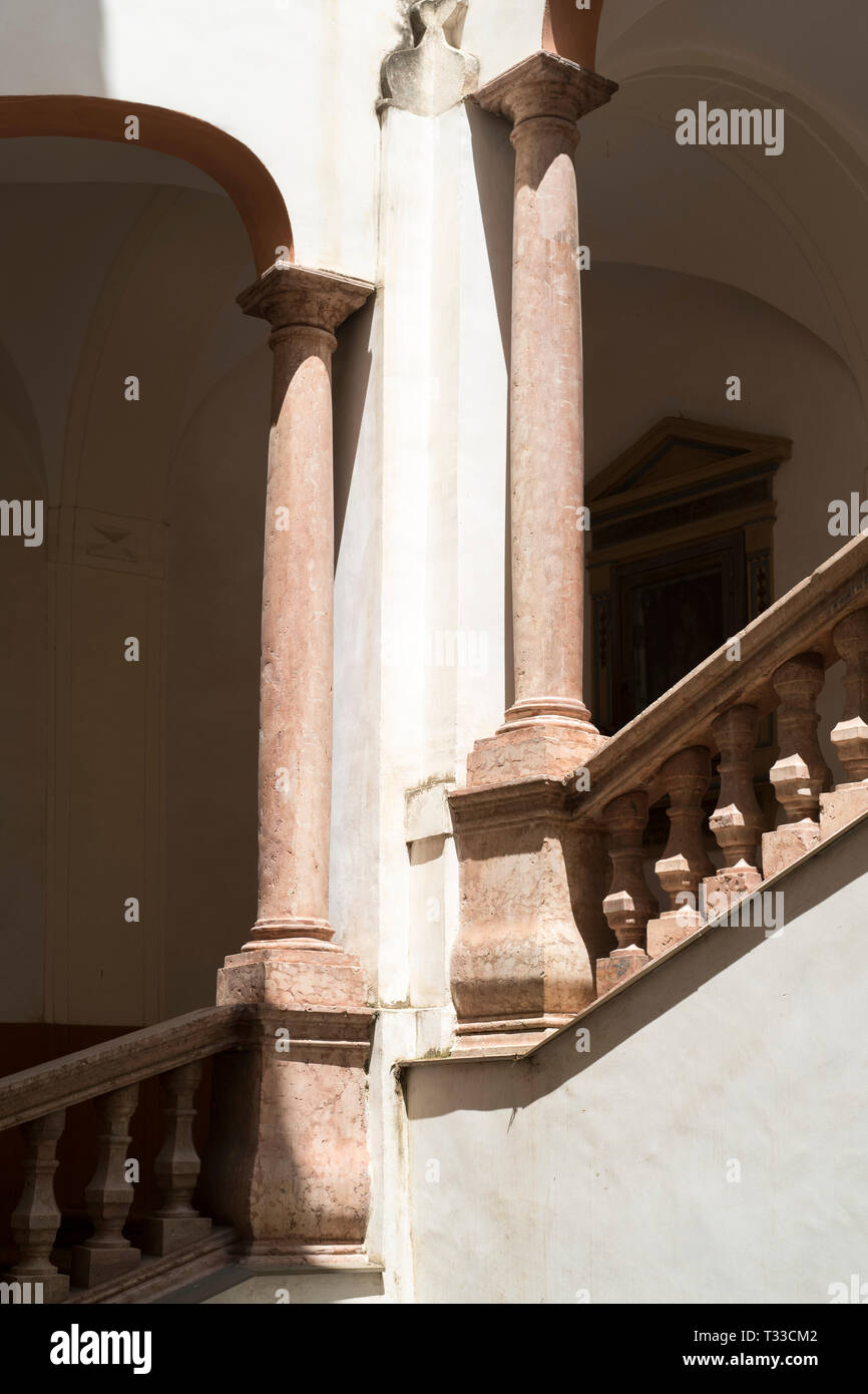Tipica siciliana palazzo ornato architettura con colonne in marmo e balaustre di scale a Palermo, Sicilia, Italia Foto Stock Tipica siciliana palazzo ornato architettura con colonne in marmo e balaustre di scale a Palermo, Sicilia, Italia Foto Stock