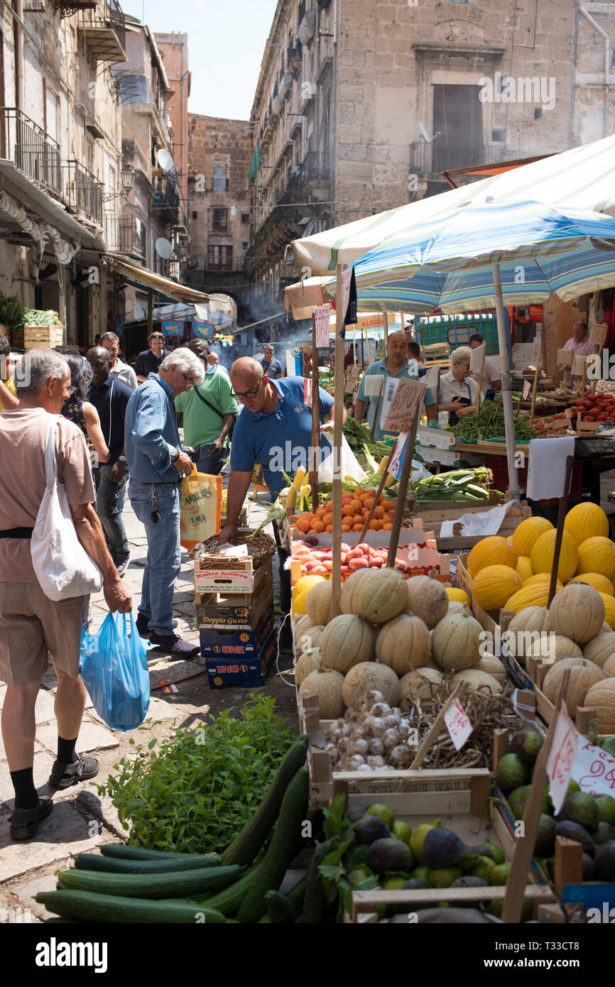 Le bancarelle del mercato, stallholders ed i clienti presso il famoso Ballero street market per le verdure e altri cibi freschi a Palermo, Sicilia, Italia Foto Stock