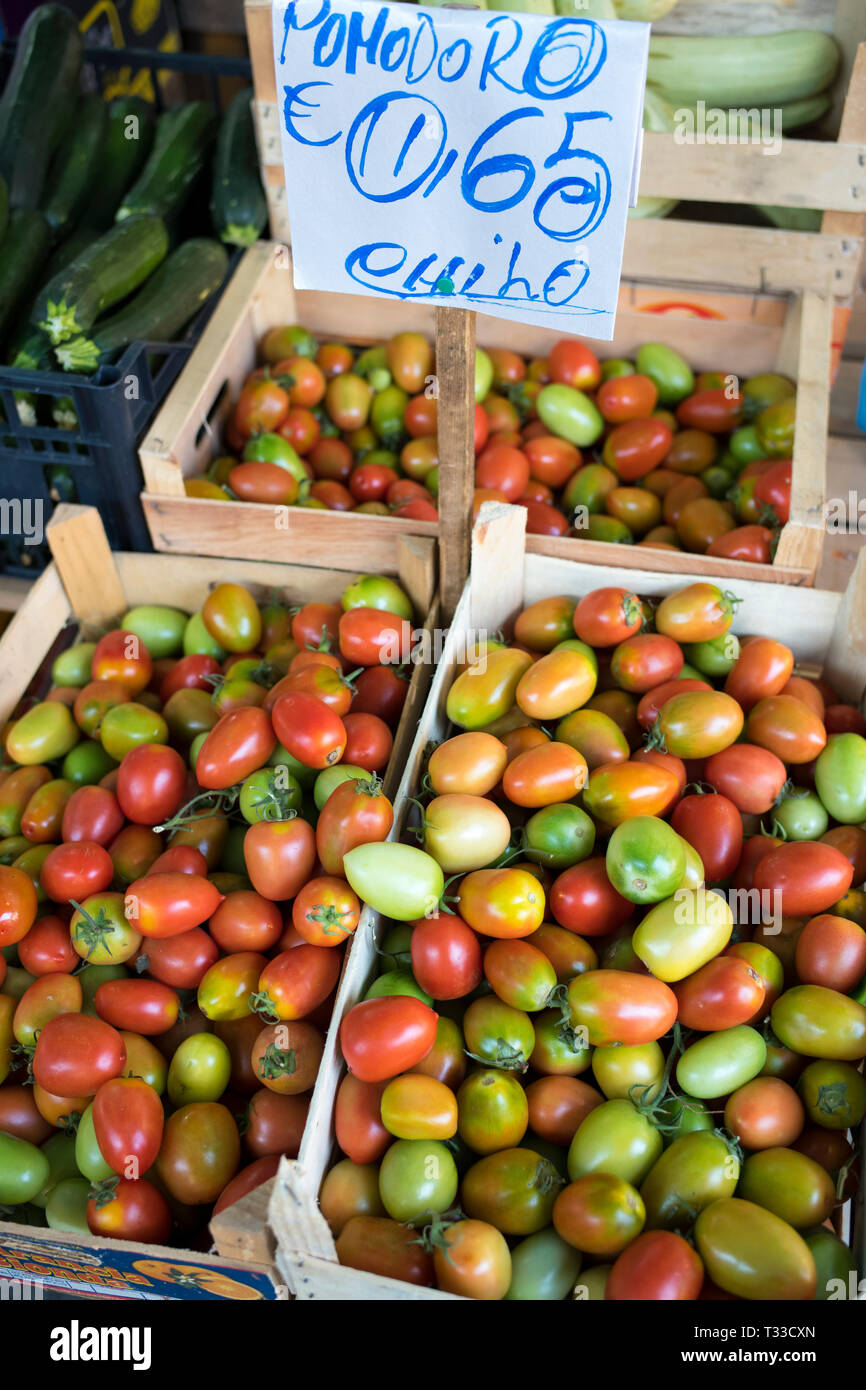 Pomodoro pomodori in vendita con il prezzo in euro a biglietto Ballero street market per le verdure e insalate a Palermo, Sicilia, Italia Foto Stock Pomodoro pomodori in vendita con il prezzo in euro a biglietto Ballero street market per le verdure e insalate a Palermo, Sicilia, Italia Foto Stock