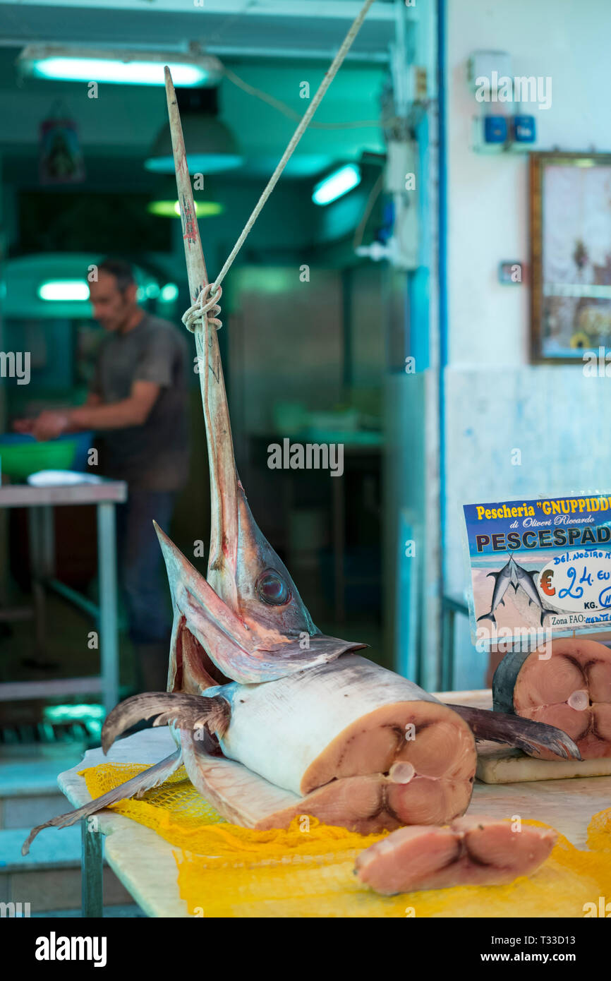 Di pesce spada fresco in vendita presso il Capo street market per cibi freschi a Palermo, Sicilia, Italia Foto Stock