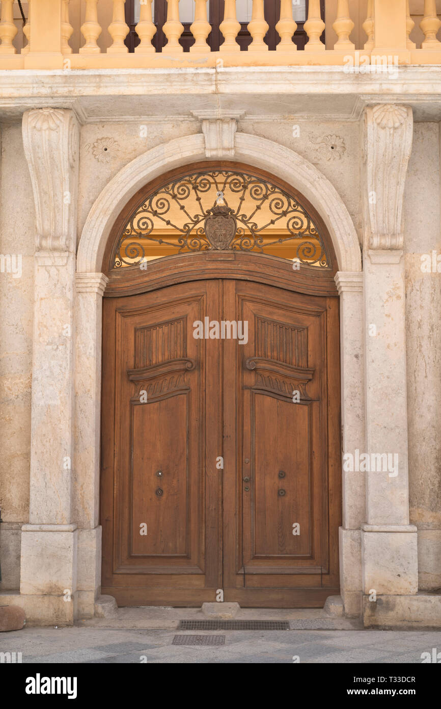 Caratteristico vecchio dalle intemperie in legno porta doppia e porta nel centro storico di Trapani, Sicilia, Italia Foto Stock