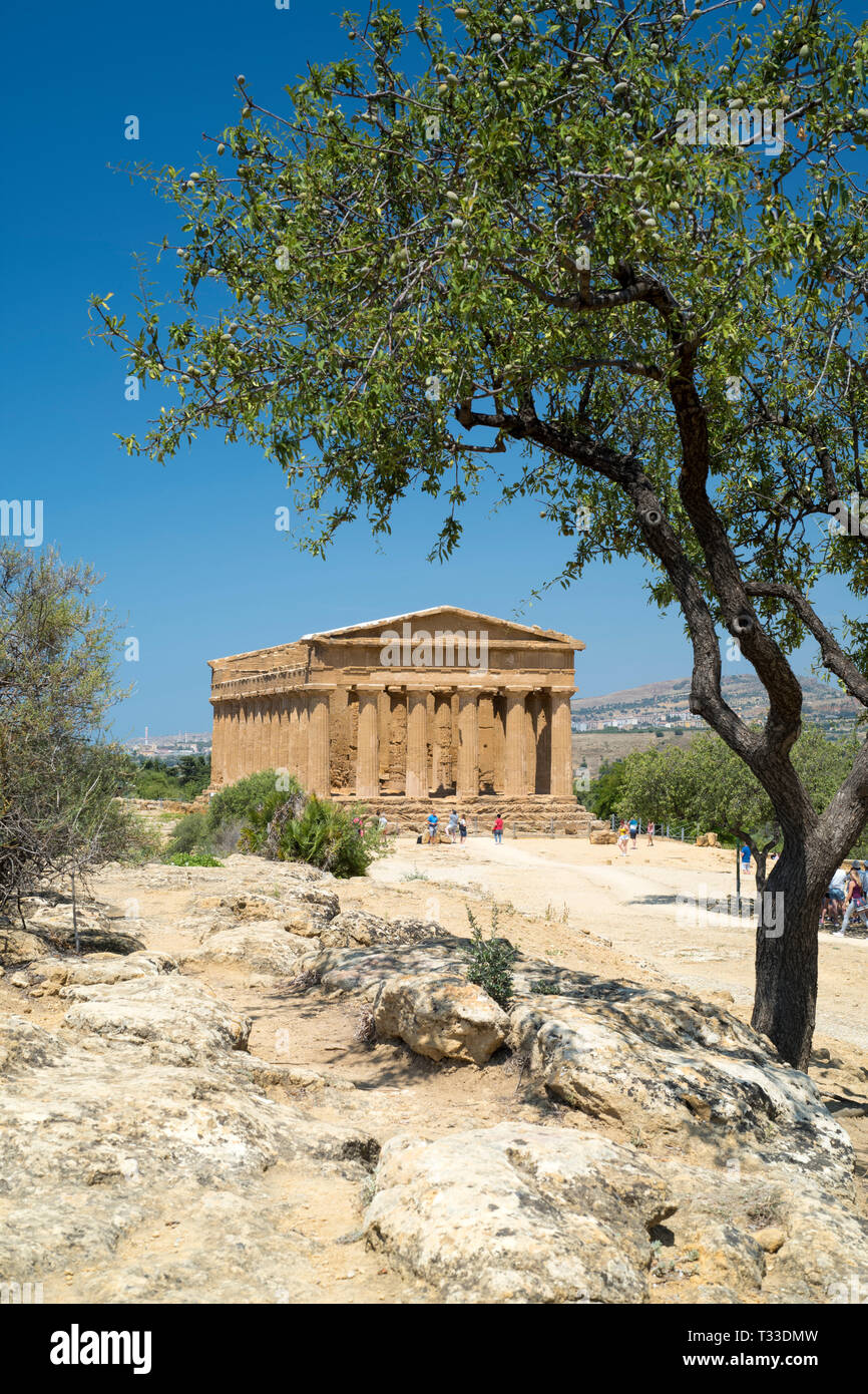 I turisti dalla visita al Tempio della Concordia ( Concordia) nella Valle dei Templi di Agrigento, Sicilia, Italia Foto Stock