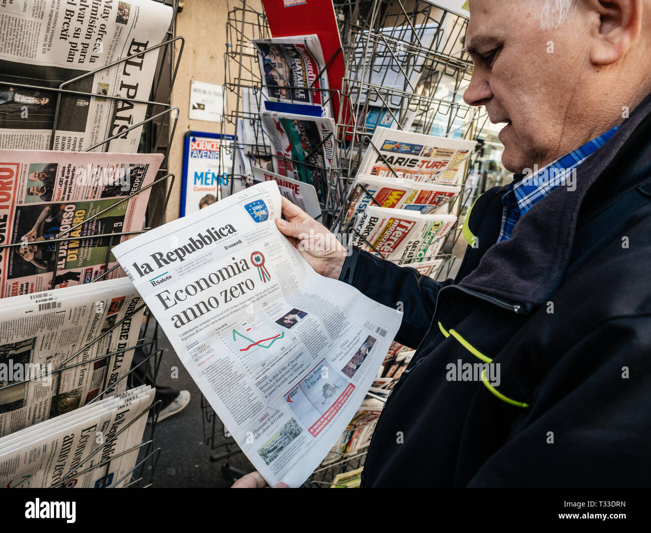 Parigi, Francia - 29 Mar 2019: Edicola chiosco vendita di premere con senior mano maschio acquisto italiano più recente La republica dotate di Economia anno zero sul coperchio anteriore Foto Stock