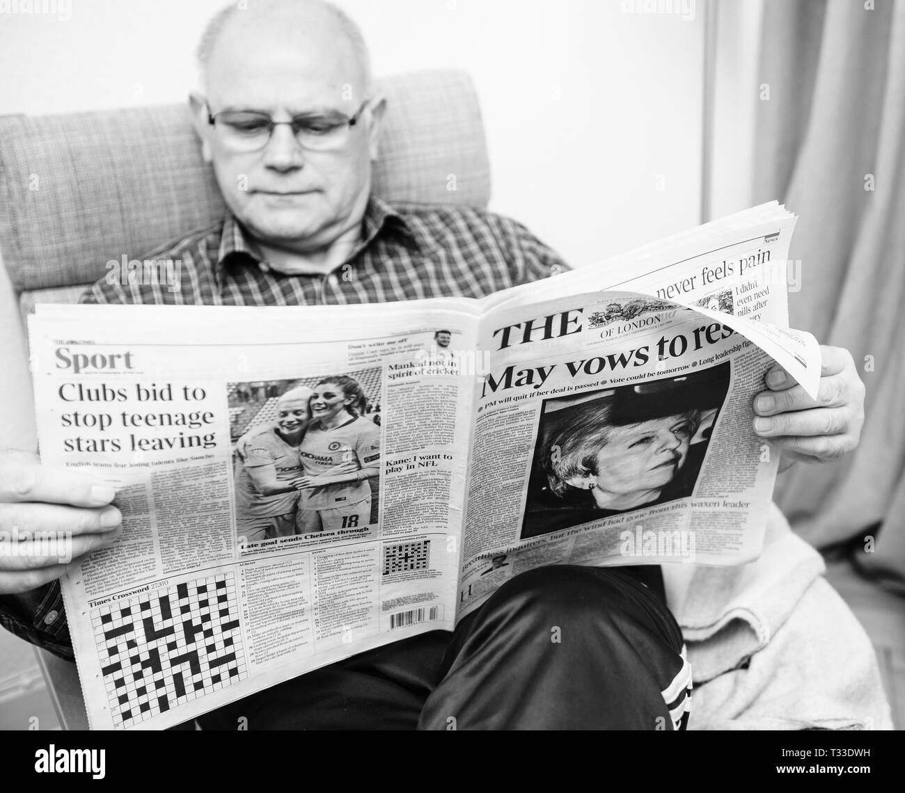 Parigi, Francia - 29 Mar 2019: Senior uomo lettura in salotto ultime British Times UK premere dotate di Theresa Maggio PM sul coperchio anteriore incanta a rassegnare le dimissioni in bianco e nero Foto Stock