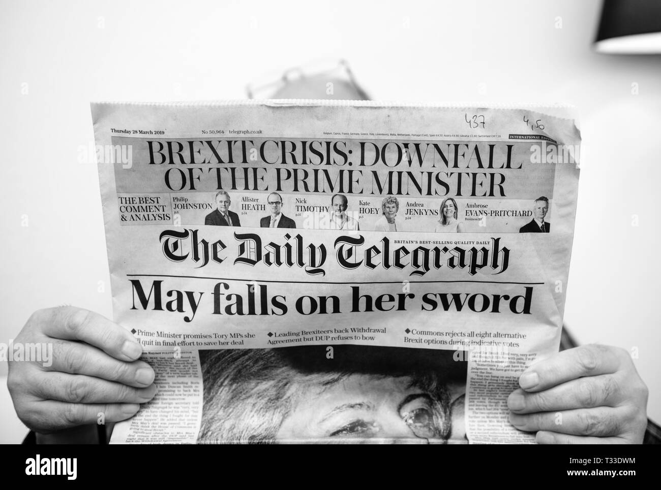 Parigi, Francia - 29 Mar 2019: Senior uomo lettura nel salotto più recenti il britannico Daily Telegraph newspaper UK premere dotate di Theresa Maggio PM sul coperchio anteriore in bianco e nero Foto Stock