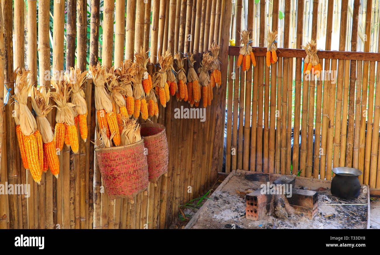 Tradizionali di bambù locale cucina e camino con calli e bambù cestelli appesi al muro Foto Stock
