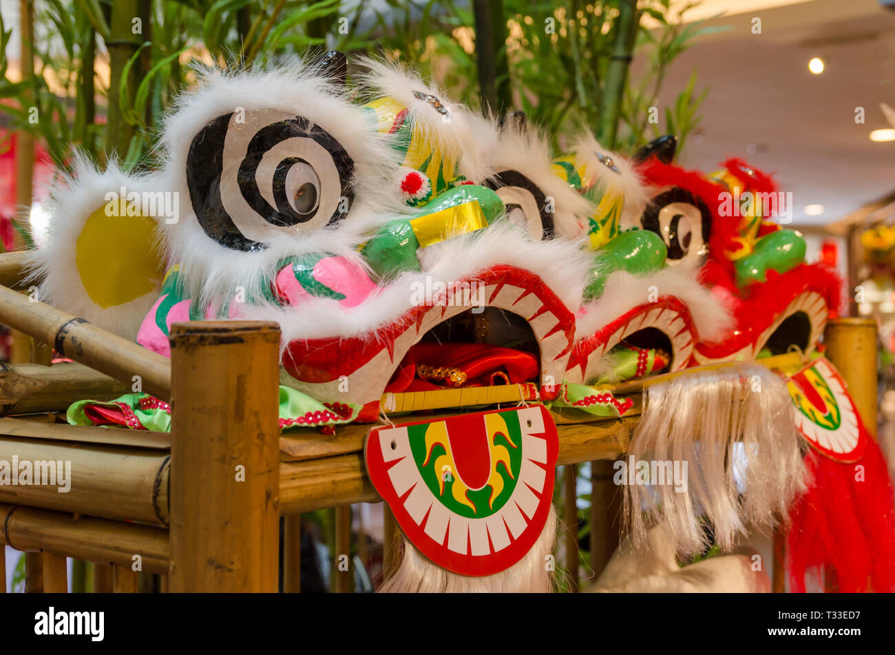 Cinese tradizionale danza del leone di display di testa sui ripiani. Foto Stock