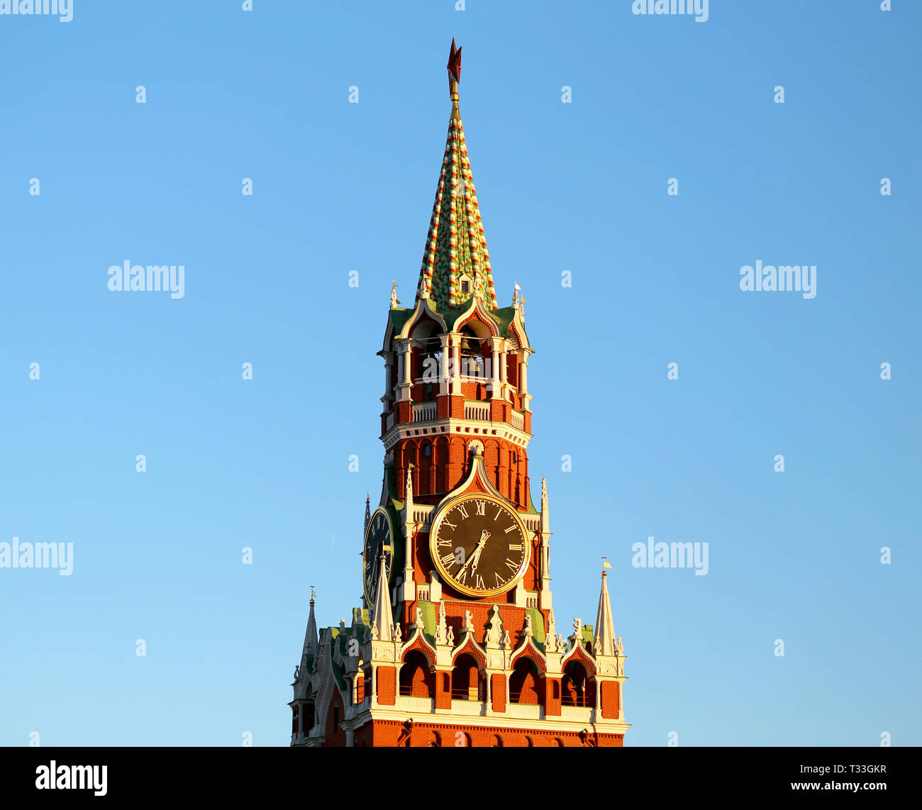 Dettaglio foto del brillante bella antica torre del Cremlino con una stella a Mosca Foto Stock