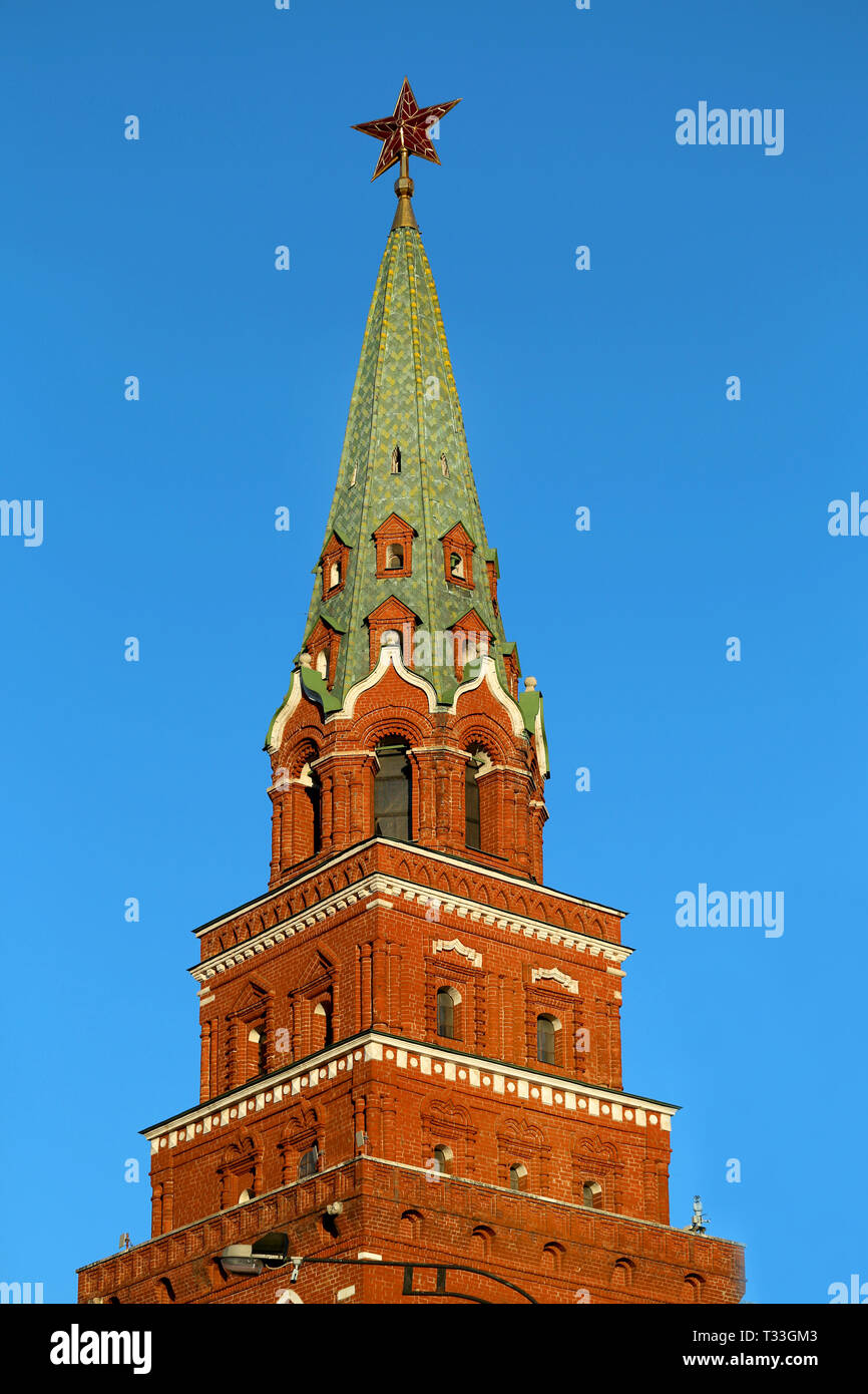 Dettaglio foto del brillante bella antica torre del Cremlino con una stella a Mosca Foto Stock