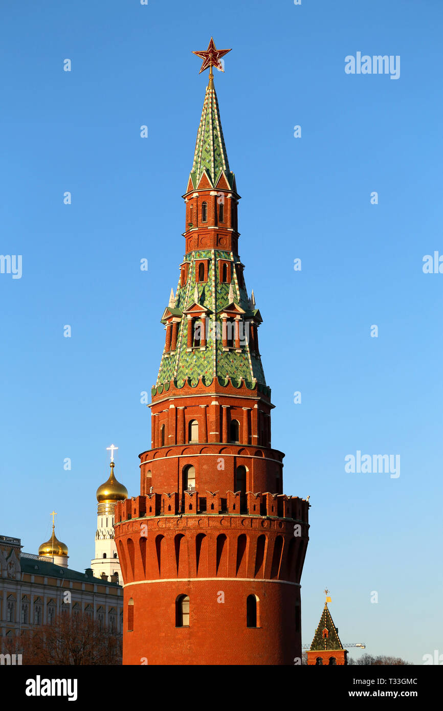 Dettaglio foto del brillante bella antica torre del Cremlino con una stella a Mosca Foto Stock