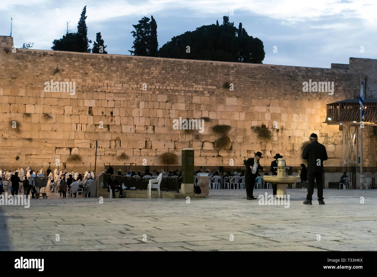 Gerusalemme, Israele. 24 ottobre 2018: Rituale di lavaggio a mano presso il Muro Occidentale, il Muro del Pianto o Kotel strega è situato nella parte vecchia della città ai piedi del Foto Stock