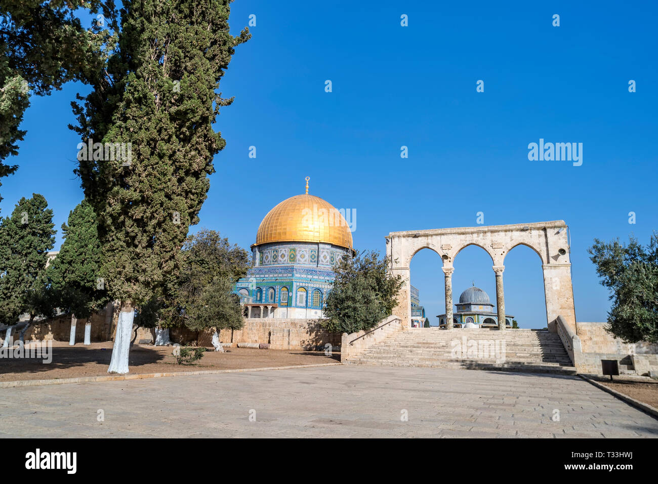 Vista pittoresca alla Cupola della roccia, santuario islamico situato sul Monte del Tempio nella Città Vecchia di Gerusalemme. Bellissimo santuario islamico con surro Foto Stock