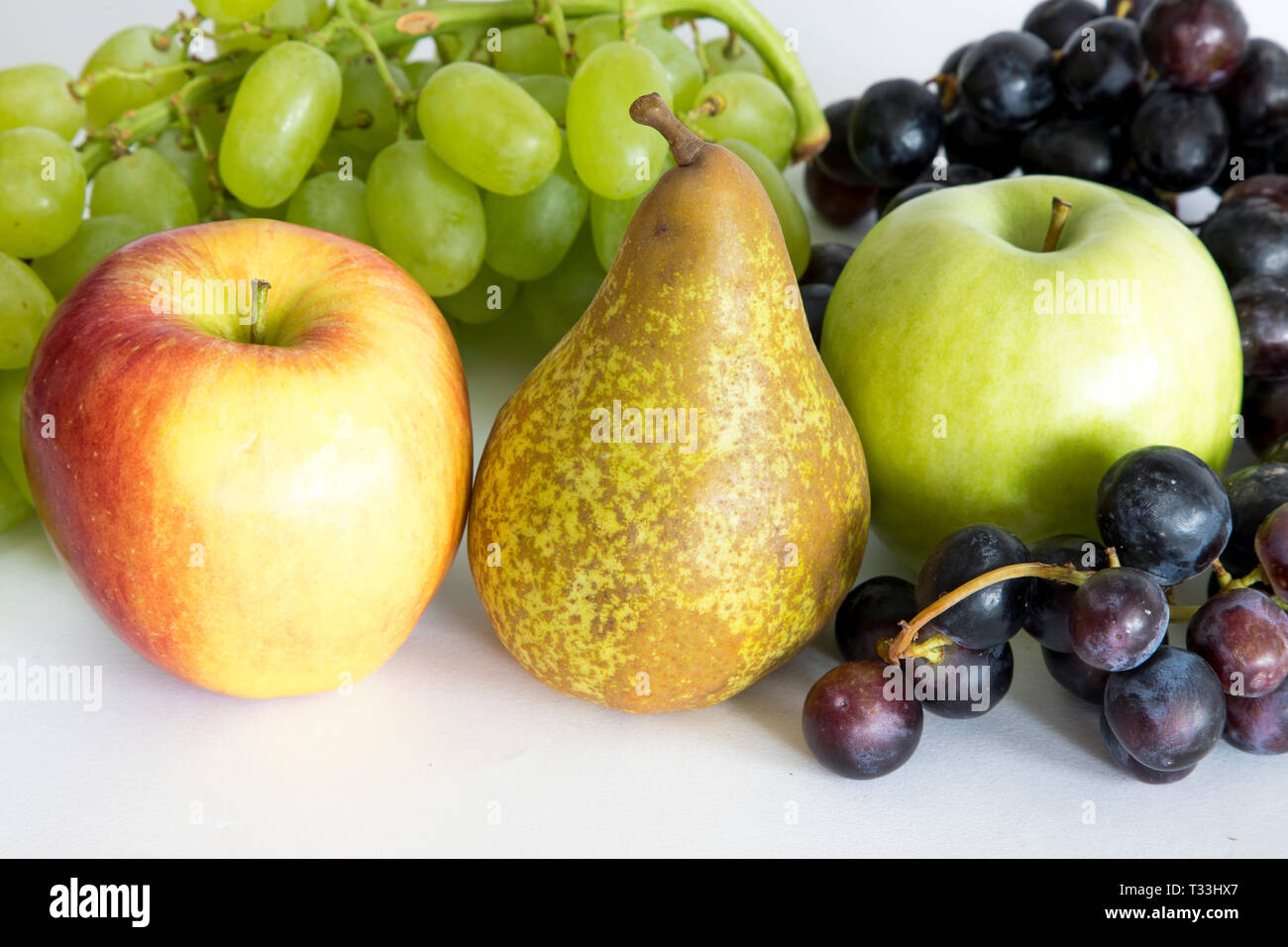 Frutta, pomacee, vari, uva, uva, rosso, bianco, verde, mele, mela, pera, Foto Stock