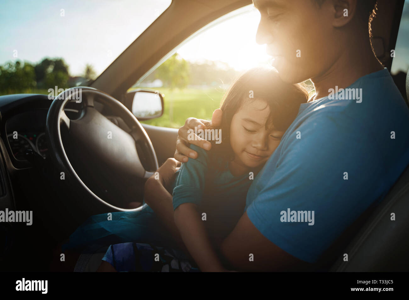 Stanco bambino che dorme sul padre di giro in auto Foto Stock