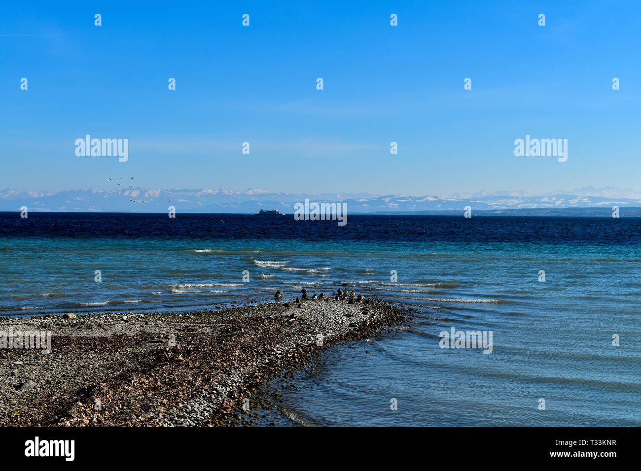 Il bellissimo lago con le montagne sullo sfondo. Foto Stock