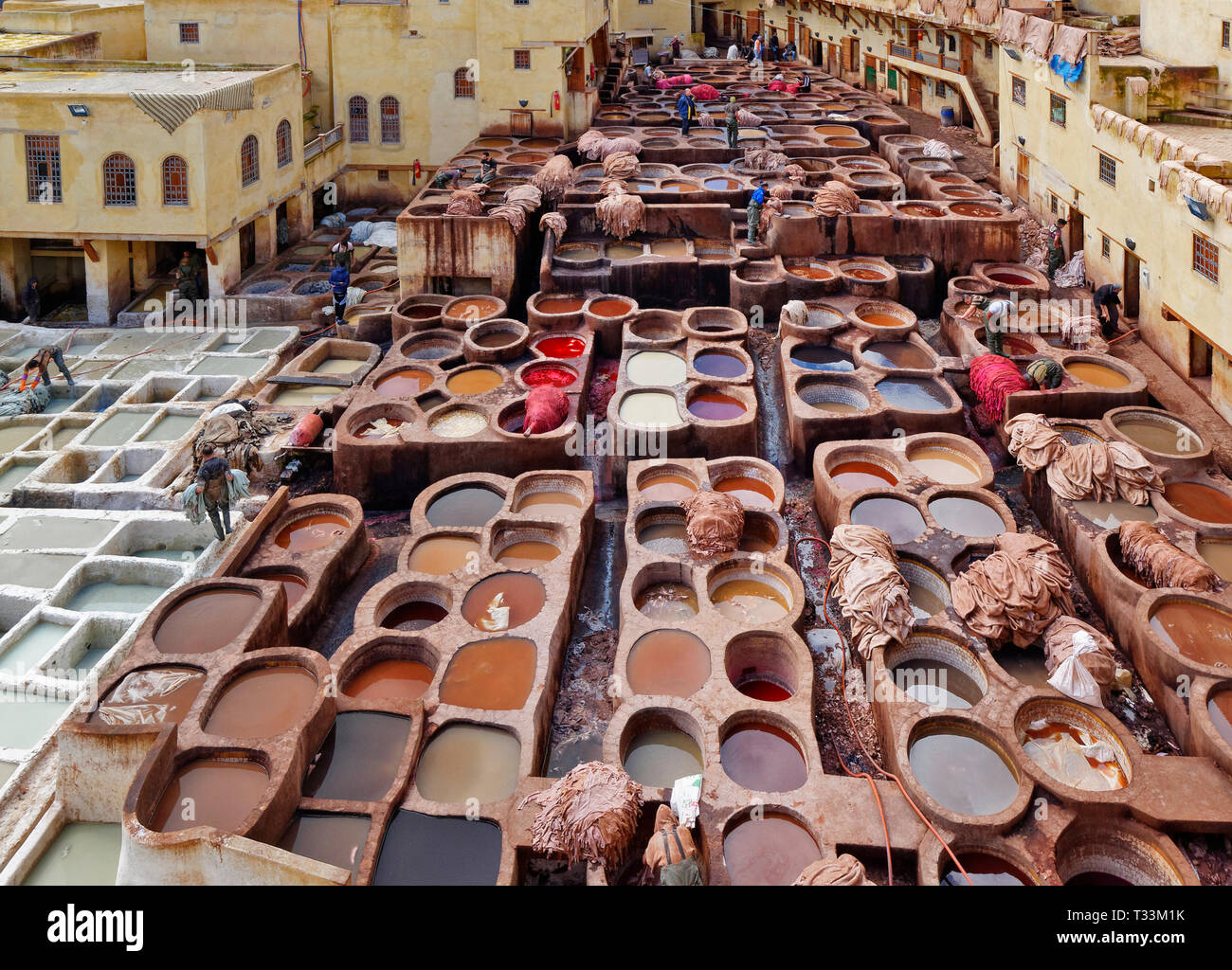 Il Marocco FES MEDINA CHOUARA CUOIO CONCERIA di lavoratori e vasche con pelli imbevuto di coloranti colorati diversi Foto Stock