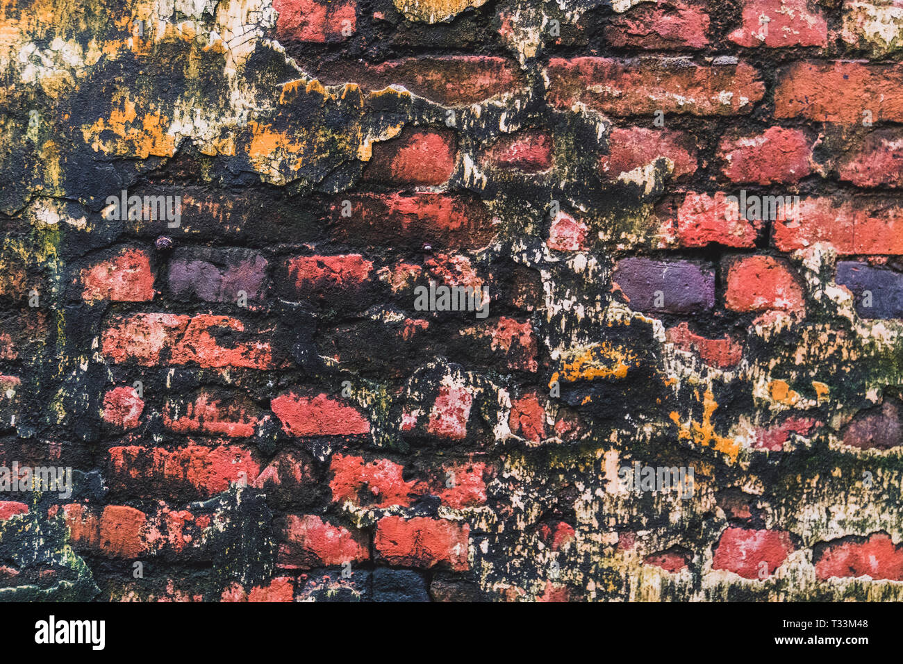 Vecchio sfondo rosso mattone con stampo. multi-colore di mattoni nel vecchio muro di close-up. Sfondo in stile grunge Foto Stock