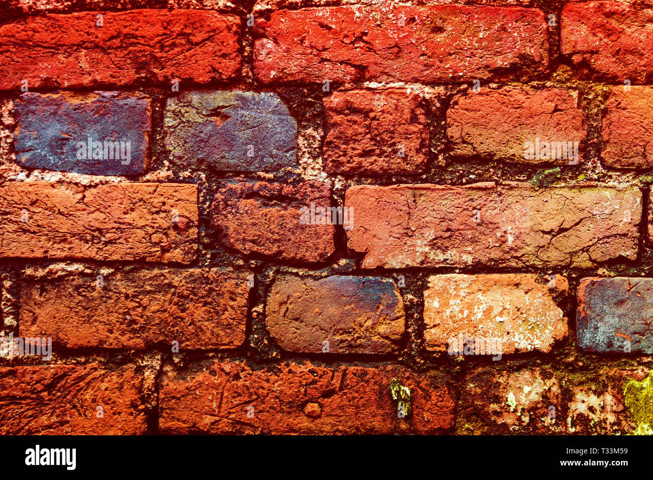 Muro di mattoni di close-up. multi-colore di mattoni nel vecchio muro di close-up. Sfondo in stile grunge Foto Stock