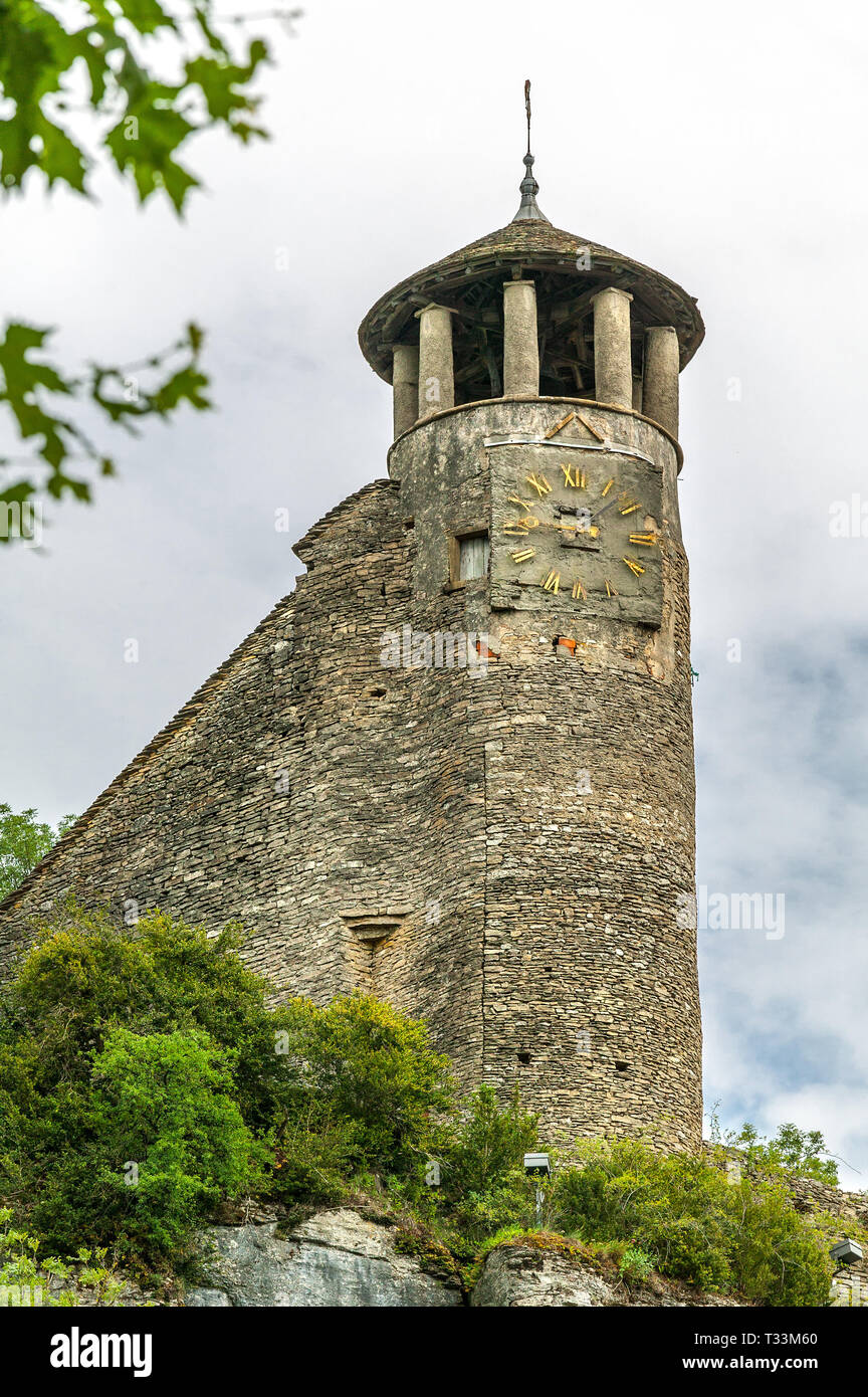 Crèmieu, torre del borgo medievale francese. Crémieu, regione Auvergne-Rhône-Alpes, isère département, Francia Foto Stock