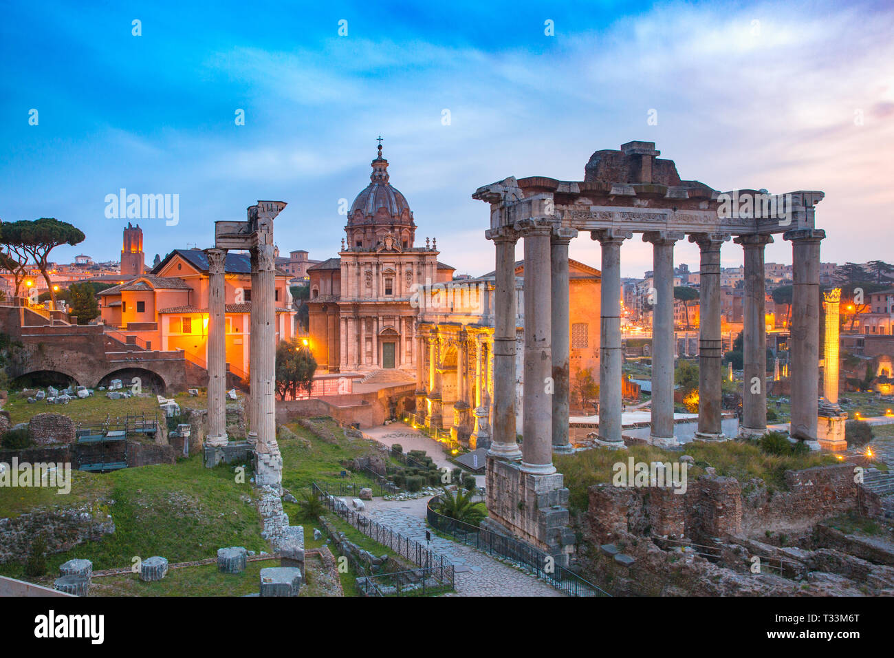 Le antiche rovine del Foro Romano di sunrise, Roma, Italia Foto Stock