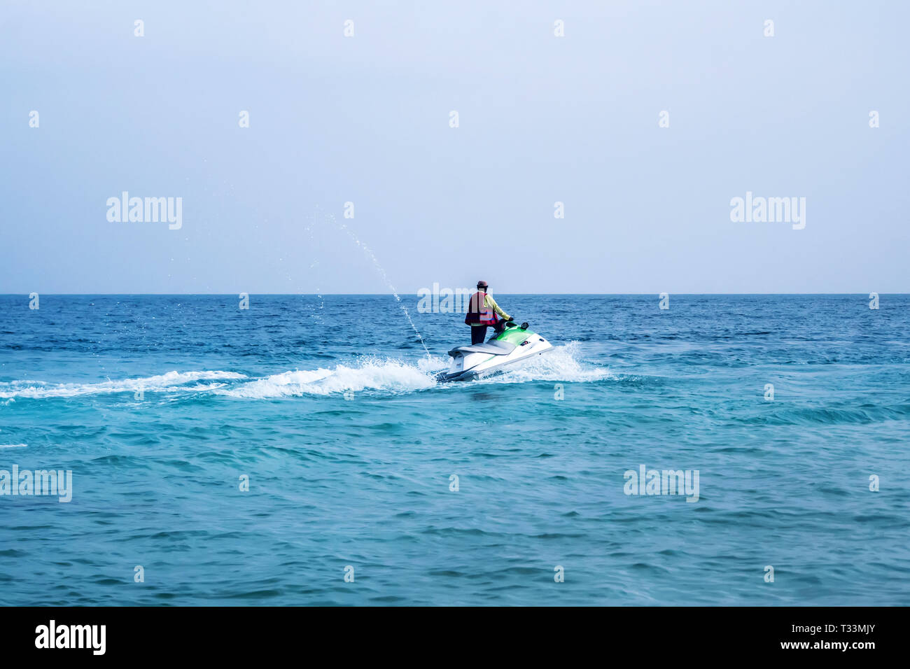 Giovane uomo su Jet Ski, oceano tropicale, Concetto di vacanza. Intrattenimento marino in estate presso la località balneare Foto Stock