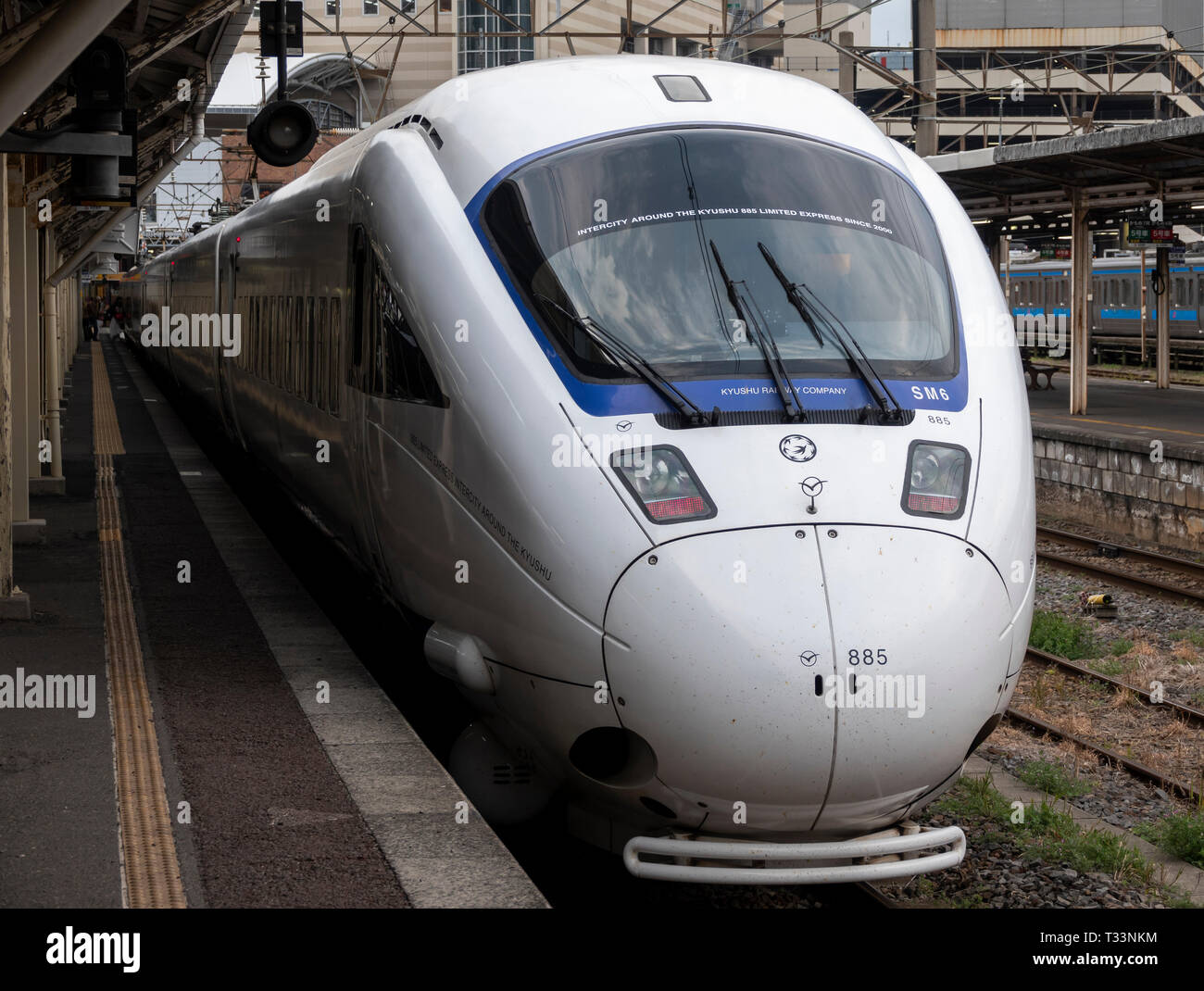 Una rampa di Giappone Kyushu 885 Komame serie express train alla stazione di Nagasaki. Foto Stock