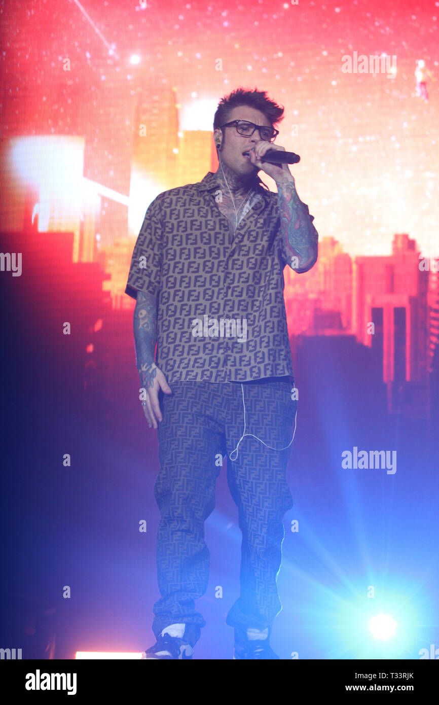 Roma, Italia. 05 apr, 2019. Il rapper italiano Fedez (vero nome Federico Leonardo Lucia) rendono il suo concerto presso il Palazzetto dello Sport a Roma per il "Paranoia Airlines Tour 2019' Credit: Paolo Pizzi/Pacific Press/Alamy Live News Foto Stock