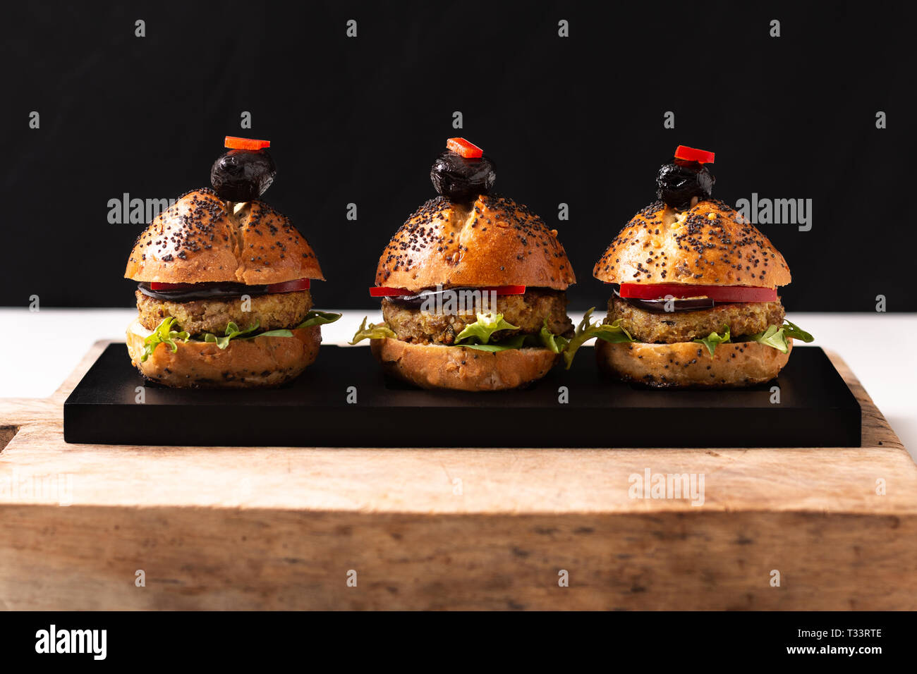 Cibo sano concetto vegano fatti in casa la quinoa hamburger su nero plat con spazio di copia Foto Stock