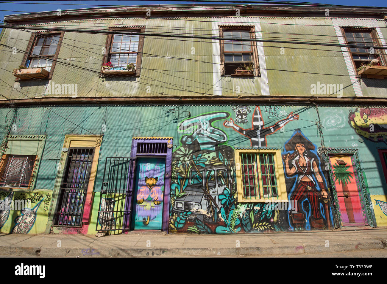 Architettura e coloratissimo graffito nel Patrimonio Mondiale UNESCO Valparaiso, Cile Foto Stock