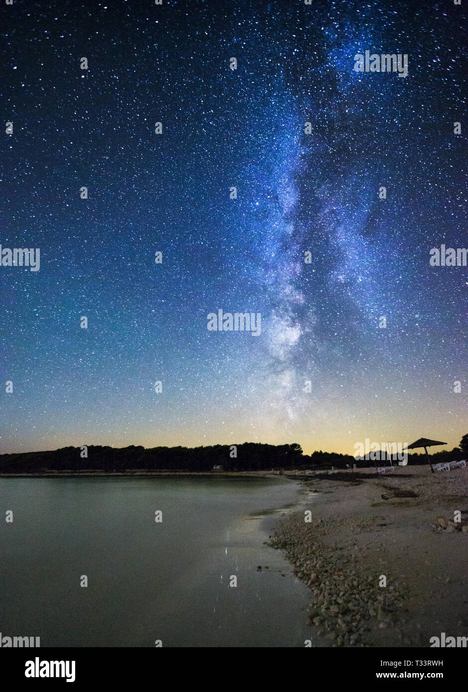 Milky Way, cielo stellato. Paesaggio notturno. Isola Dugi Otok. Spiaggia di Sakarun. Mare Adriatico. Croazia. Europa. Foto Stock