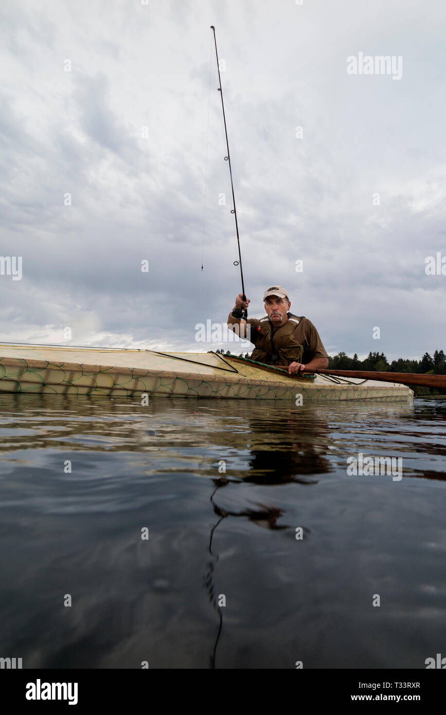 WA09978-00...WASHINGTON - Phil Russell la pesca in lago di Stevens. (MR# R8) Foto Stock