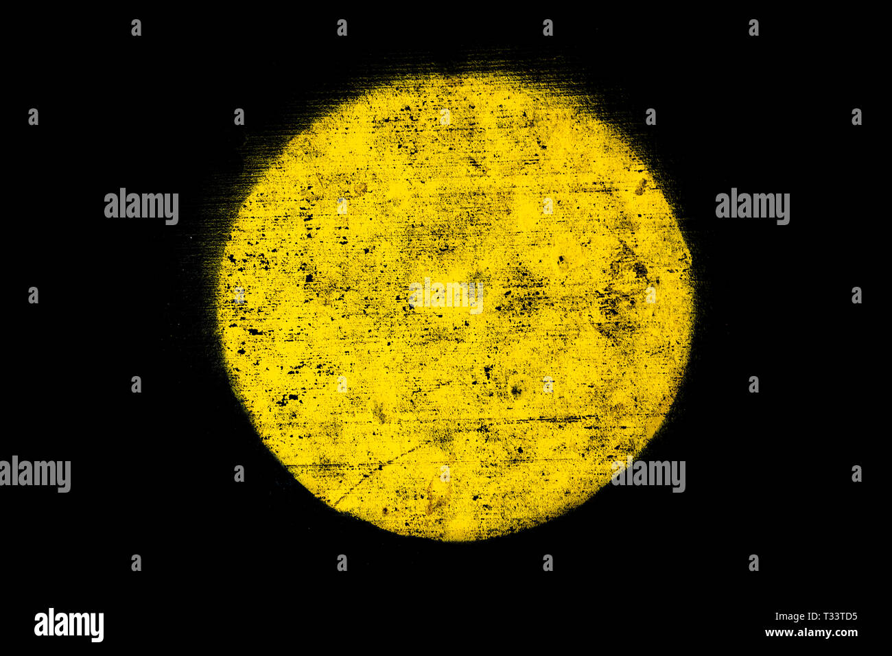 Spray giallo cerchio verniciato sul marciapiede Foto Stock