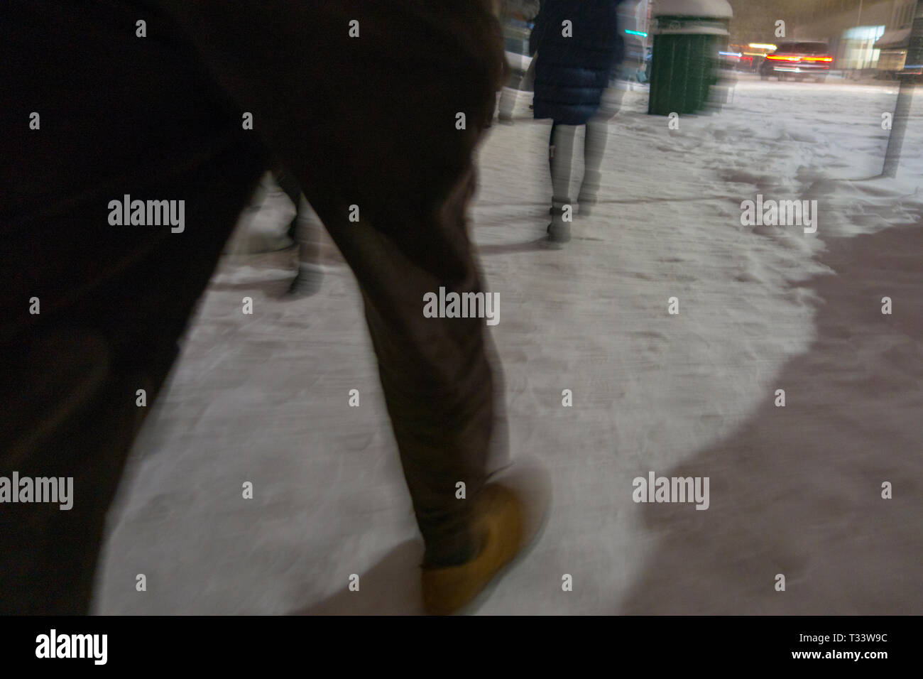 Manhtattn i pedoni a camminare su una coperta di neve passerella urbana Foto Stock