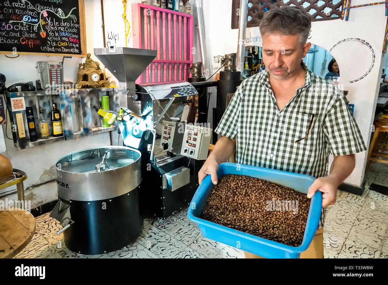 Cartagena Colombia,Centro,Getsemani,Cafe del Mural,caffè in chicchi,residenti ispanici,uomo maschio,proprietario manager,caffè artigianale,MAGRA M Foto Stock