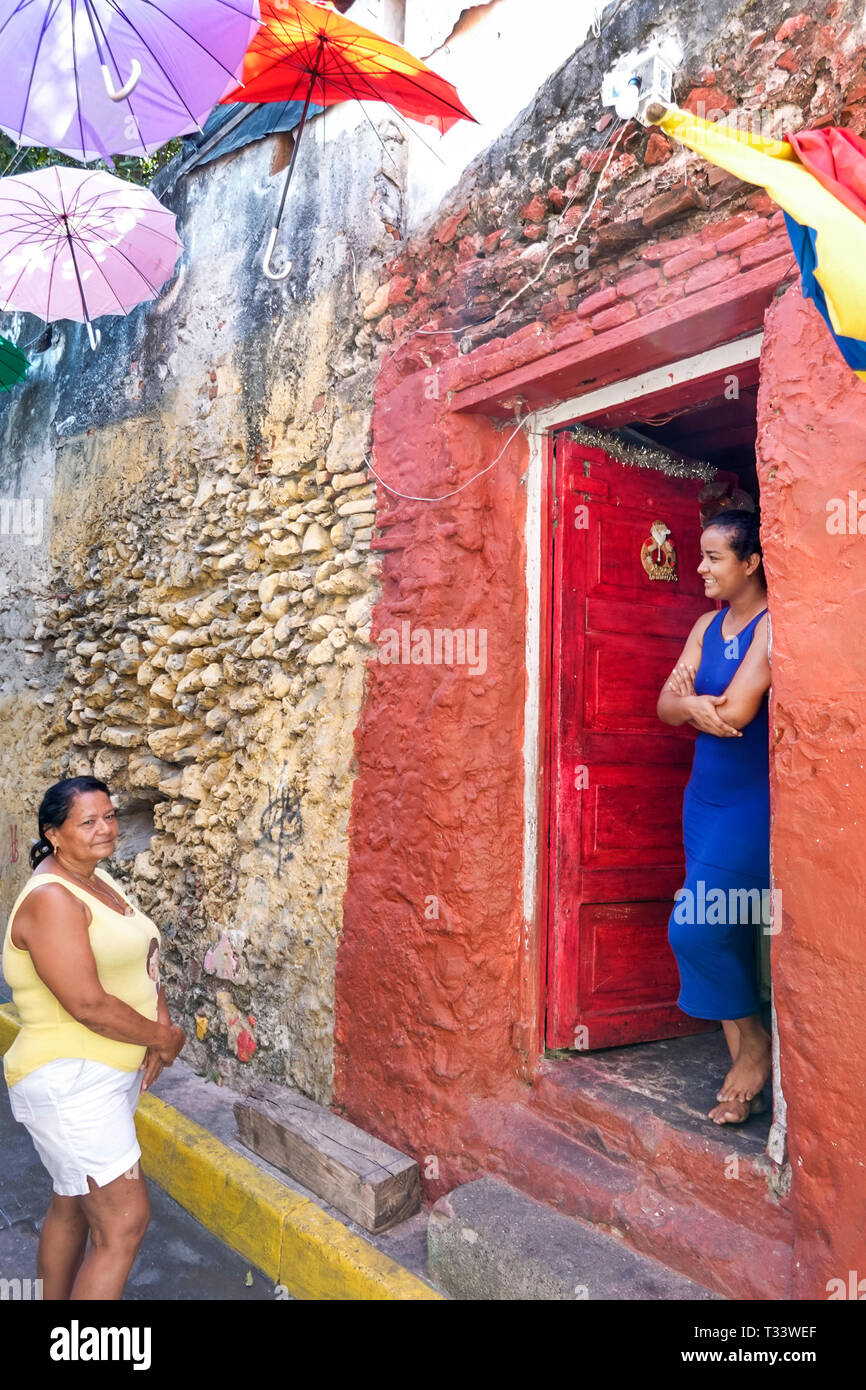 Cartagena Colombia,Centro,Getsemani,Latino ispanico etnia immigranti minoritari,residenti,adulti adulti donne fema Foto Stock