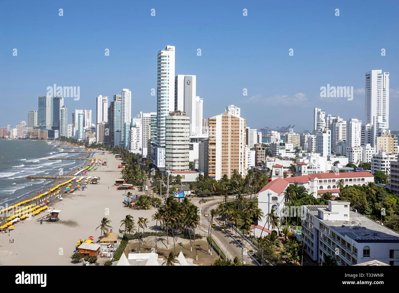 Cartagena Colombia, Bocagrande, Mar dei Caraibi, spiaggia pubblica, noleggio ombrelloni, skyline città alto edificio fronte oceano costa, ispanica re Foto Stock