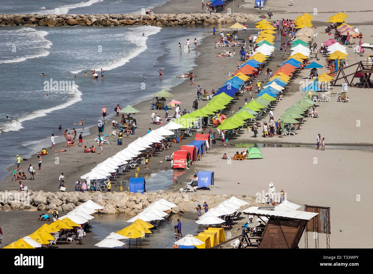 Cartagena Colombia, Bocagrande, Mar dei Caraibi, spiaggia pubblica noleggio ombrelloni, residenti ispanici, solarium, jetty breakwater, COL190121 Foto Stock