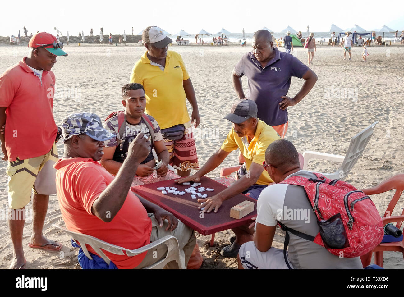 Cartagena Colombia,Bocagrande,spiaggia pubblica caraibica,Caraibi neri africani,latini ispanici,immigranti immigrati,residenti,gioco domino Foto Stock