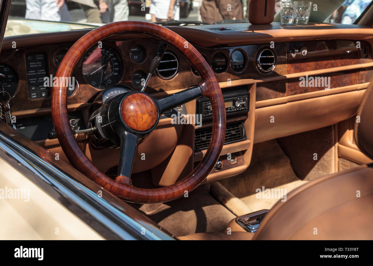 Naples, Florida, Stati Uniti d'America - Marzo 23,2019: Crema 1985 Rolls Royce Corniche goccia in testa in occasione del trentaduesimo annuale deposito Napoli Classic Car Show in Naples, Florida. E Foto Stock