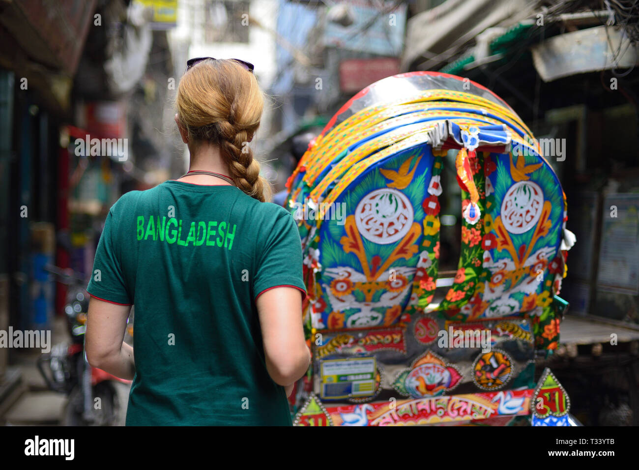 Tourist sul colore strette stradine della vecchia Dacca in Bangladesh Foto Stock