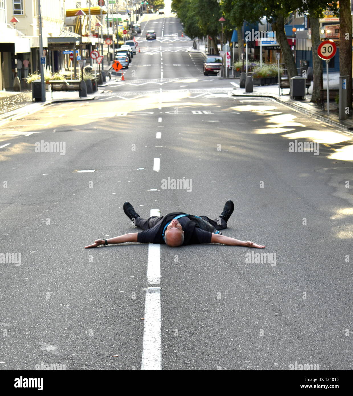 Una tranquilla Domenica mattina su Devon St West, una delle strade principali di New Plymouth Foto Stock