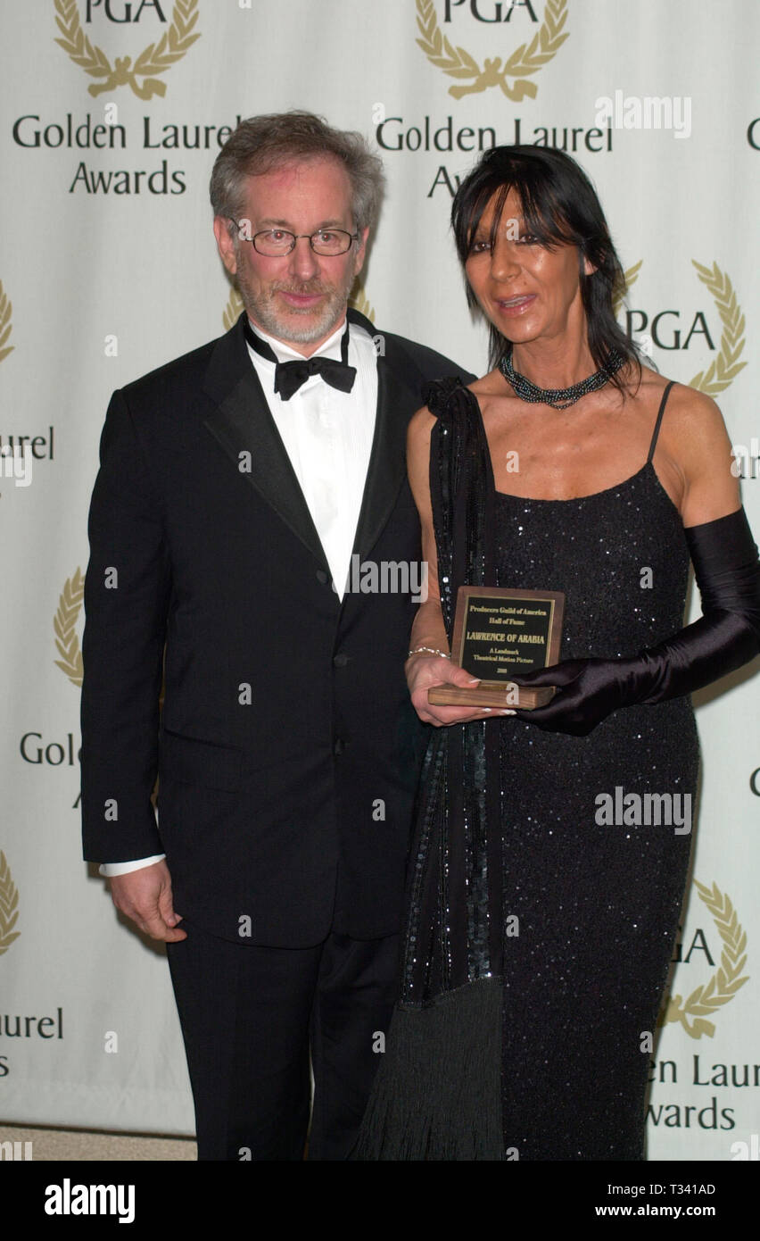 LOS ANGELES, CA. Marzo 03, 2001: Direttore Steven Spielberg che ha presentato la Hall of Fame Award per Lawrence d'Arabia a donna magra, vedova di David Lean, presso i produttori Guild of America's 12th Annual Golden Laurel Awards di Los Angeles. © Paul Smith/Featureflash Foto Stock